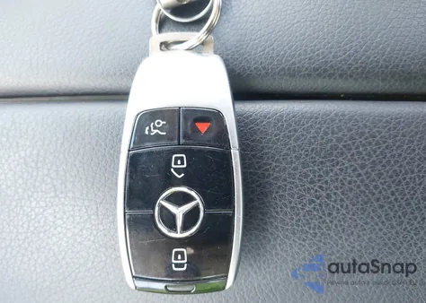 2017 Mercedes-Benz E 300 z USA, uszkodzony, nr VIN WDDZF4JB6HA156892